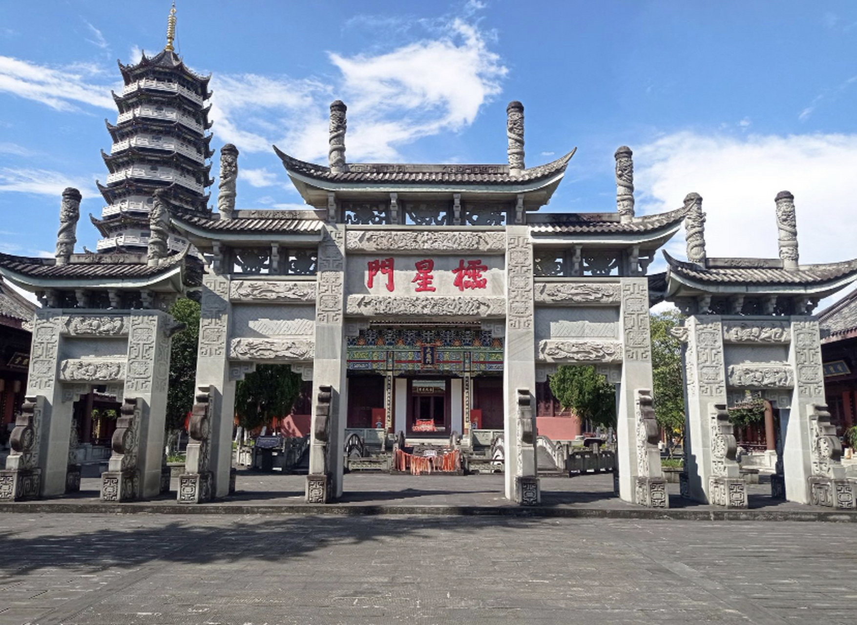 它位于重庆市开州区,是一个集园林,文化,旅游于一体的综合性公园.