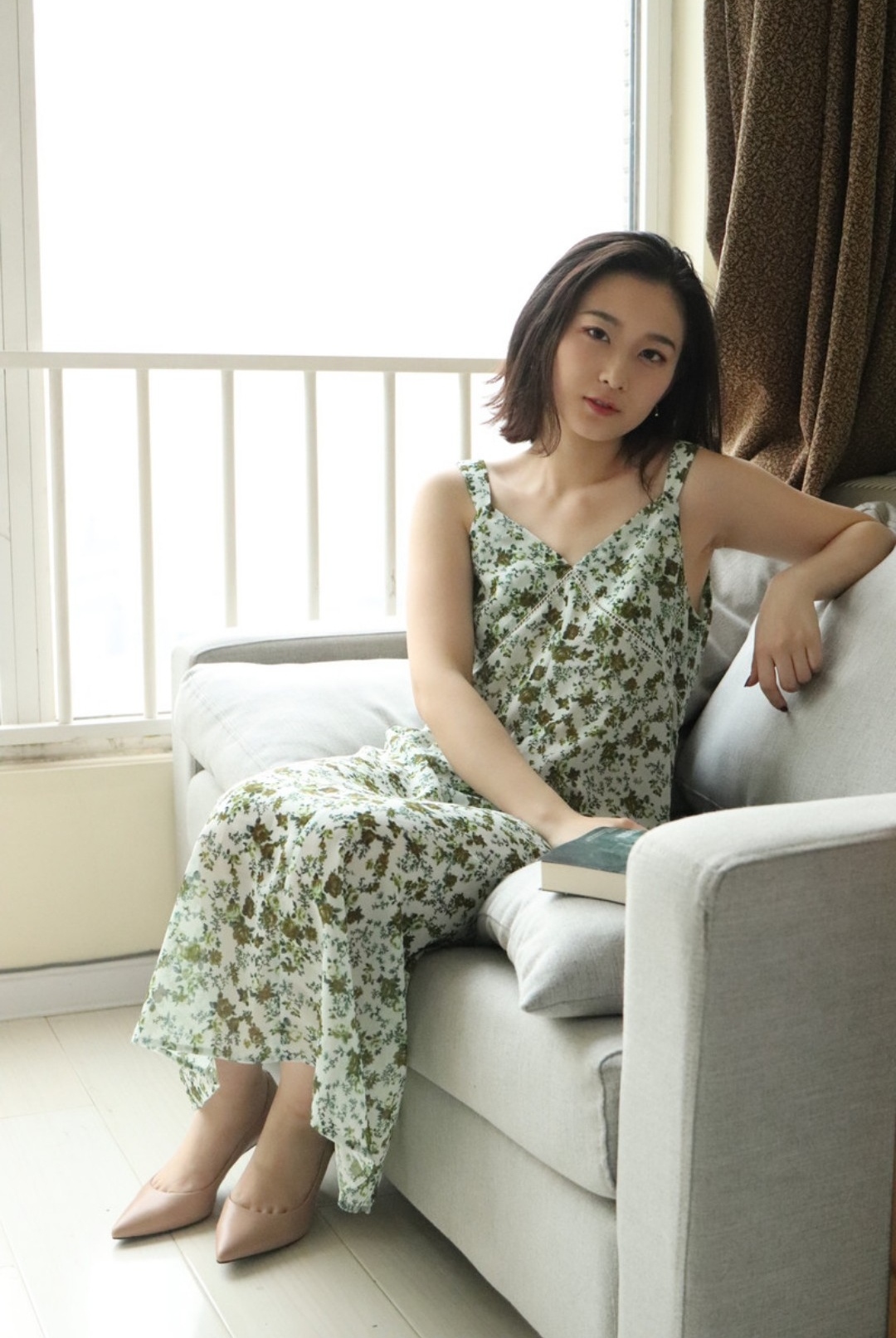 你请刚认识的女朋友来家里做客,她有点拘谨又想展示自己的美