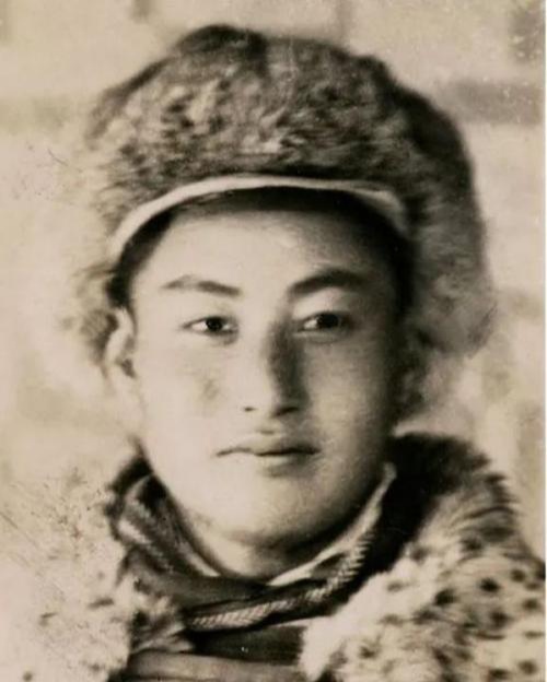 空二军军长方子翼在酒店遭遇地痞流氓骚扰,将军说:把狂徒打出去