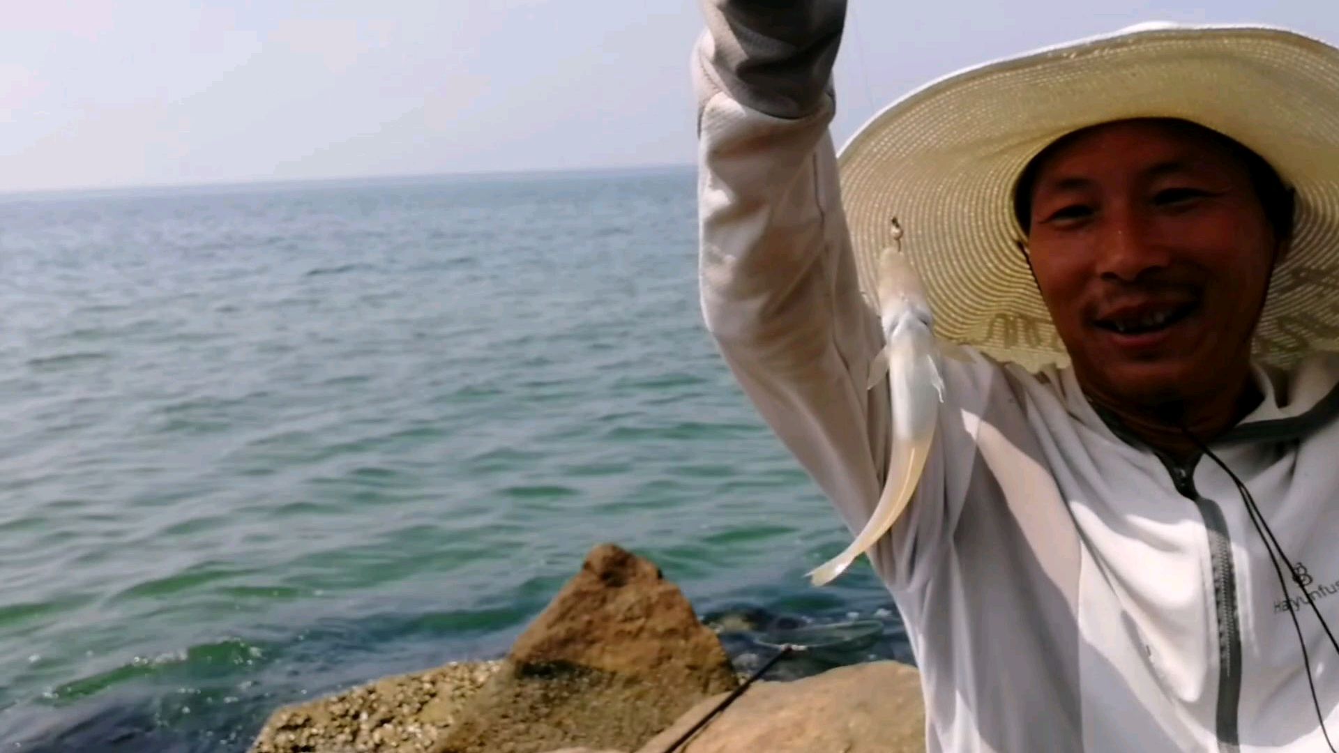 海边钓到沙丁鱼不稀奇,钓到超过手掌长了,你遇到过吗?