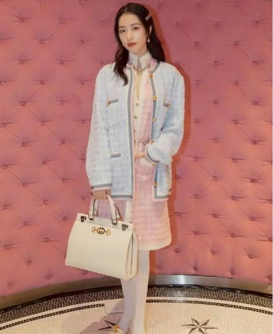 周雨彤穿白色丝袜,散发着一种成熟少妇的美感,看上去更妩媚动人