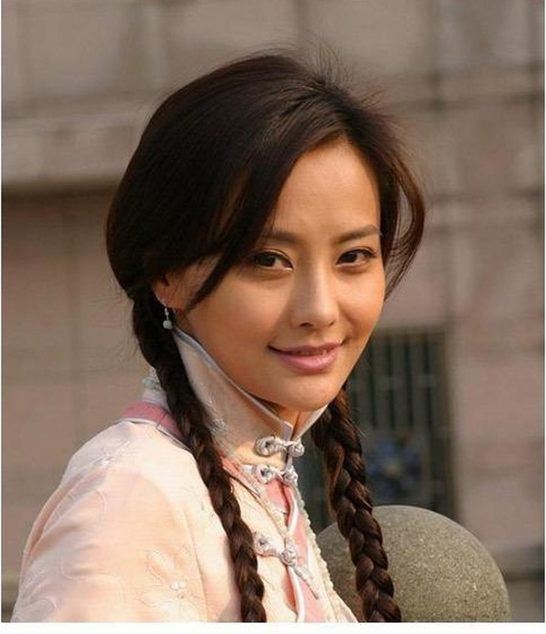 马雅舒也是"黑皮美女",虽然皮肤不白,但是五官柔和秀气,一双凤眼略带