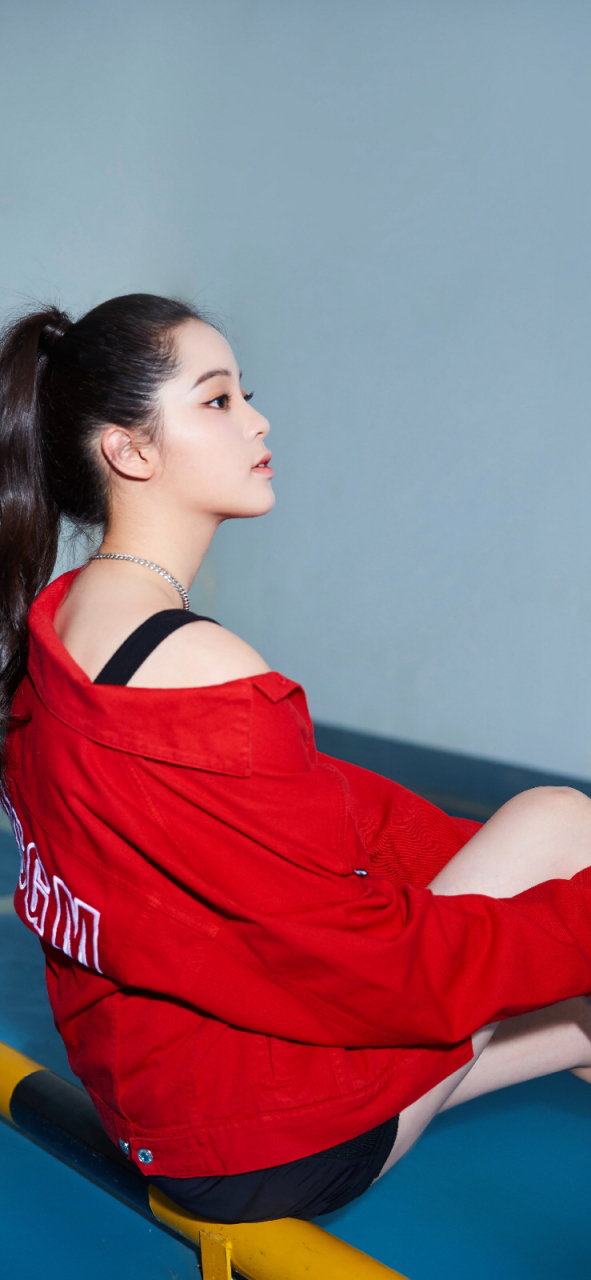 欧阳娜娜红衣短裙秀美腿