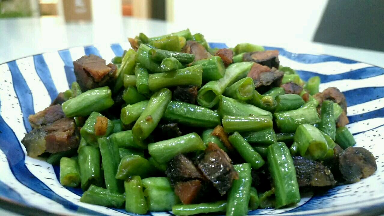 教你腊肠炒豆角正宗做法,腊肠香味十足汤汁鲜美,拌饭更好吃