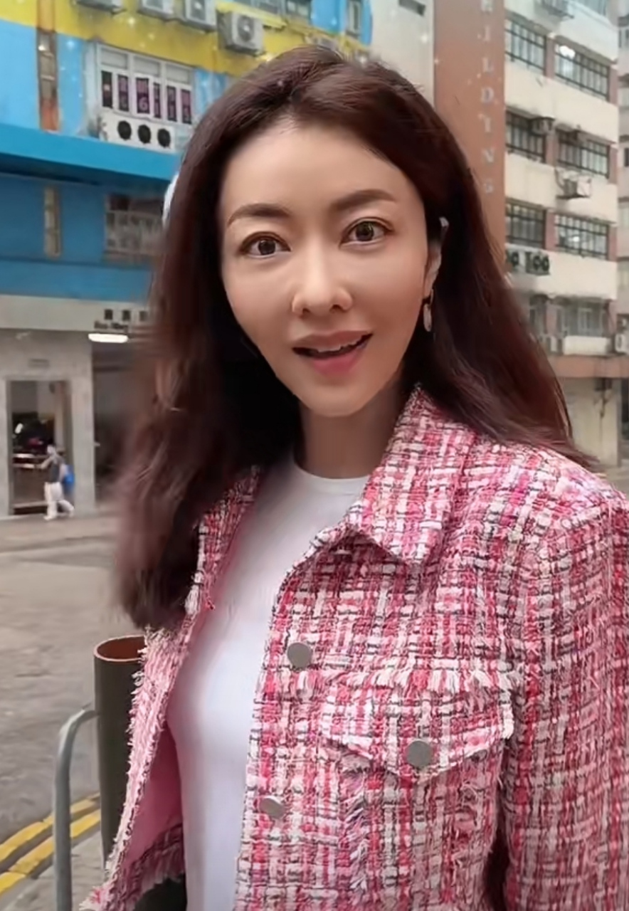 熊黛林外出被偶遇,近距离生图看出年龄了,大眼睛一瞪有点不像她.