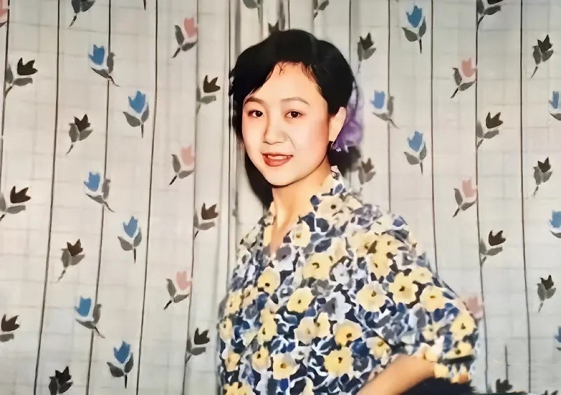 杨紫和妈妈年轻的时候真的好像!可现在美容过后不太像了