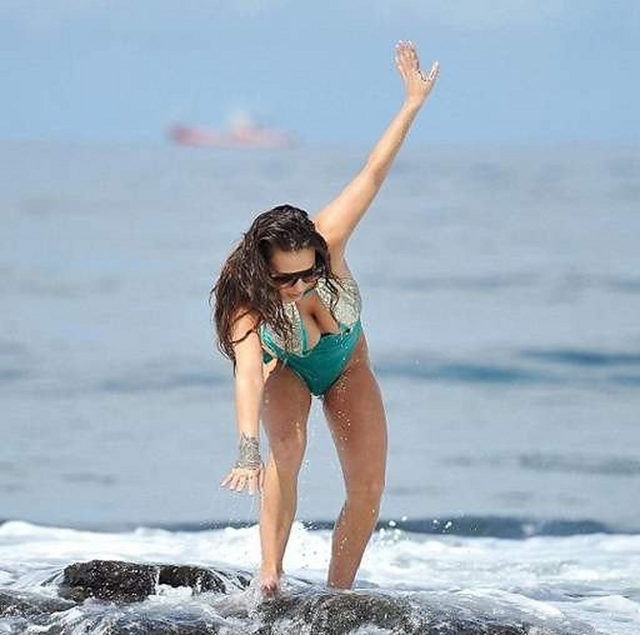 在海边嬉水的英国大美女演员海莉·阿特维尔(hayley atwell).