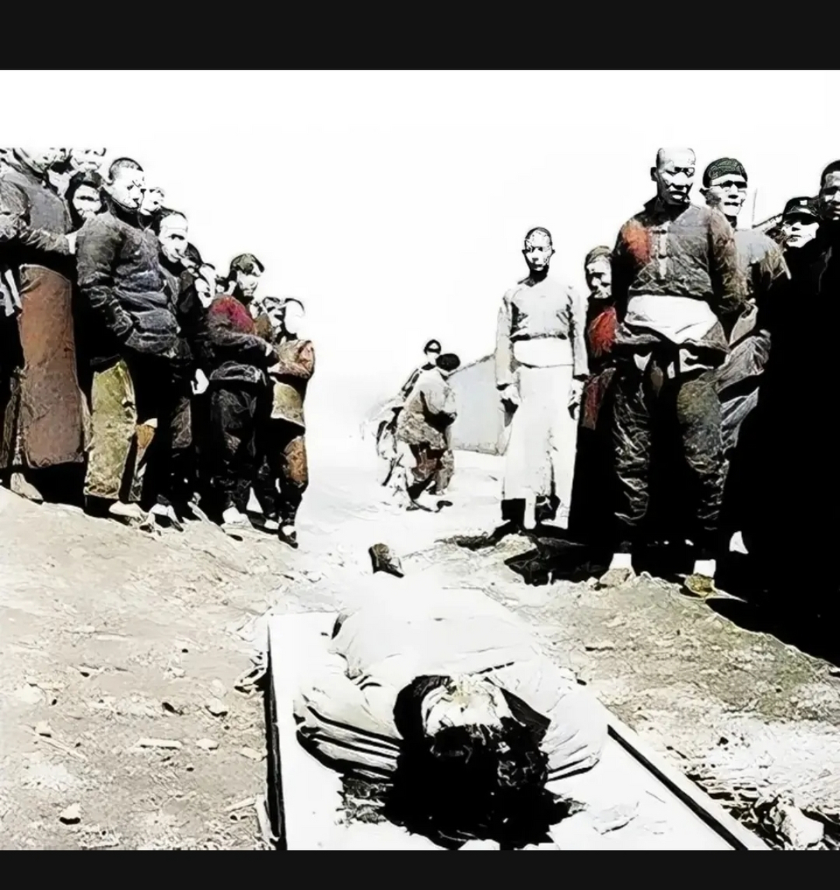 1948年3月,北平郊外,川岛芳子被击毙的现场,照片中