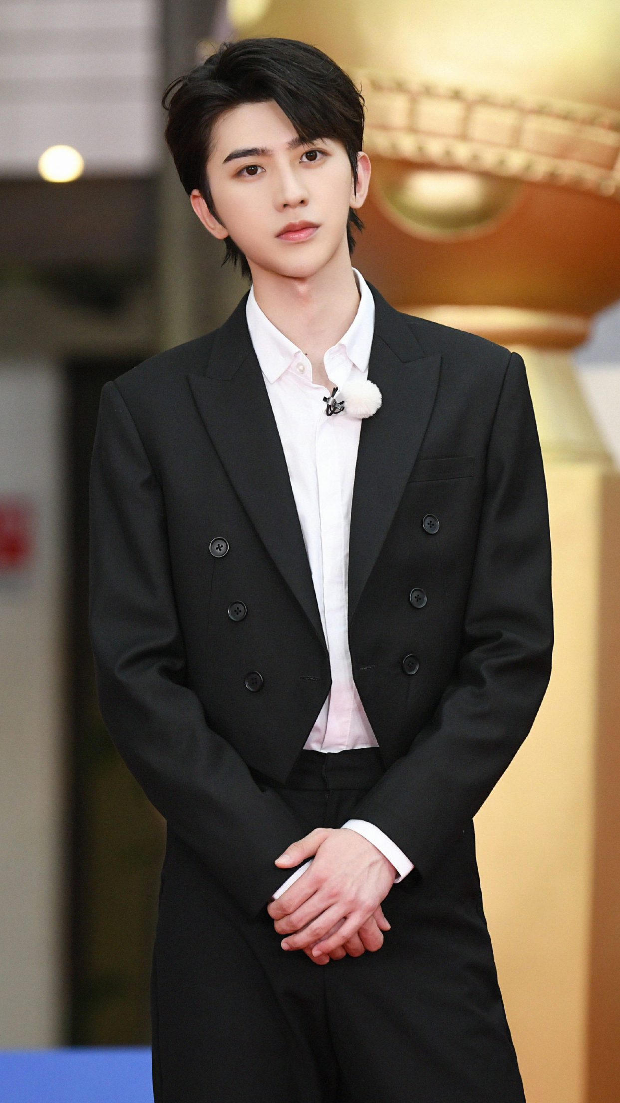 歌手蔡徐坤,综艺《奔跑吧》表现力十分出彩,来看帅哥的照片