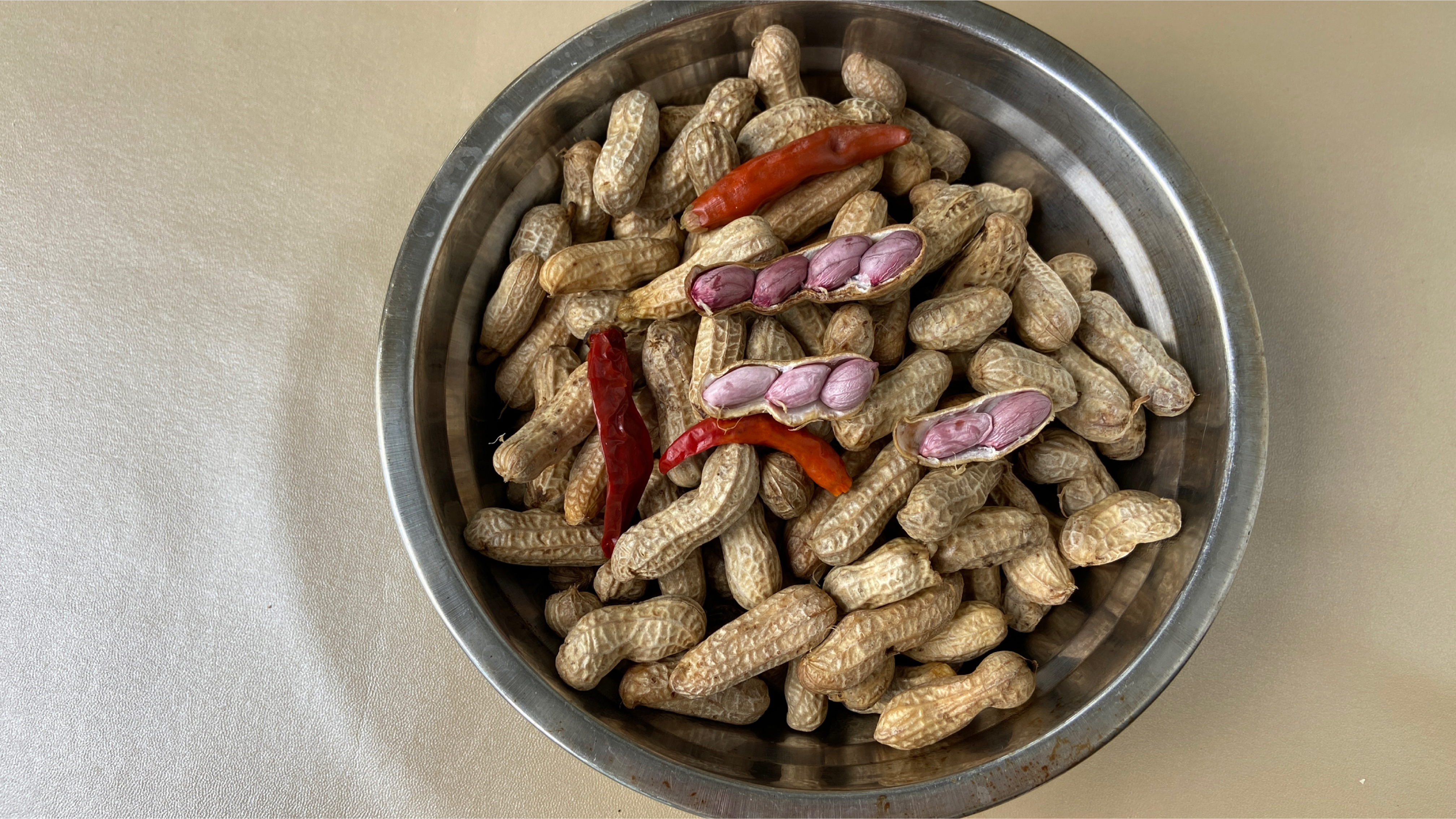 水煮花生很多人做错了,教你一个小窍门,入味不发黑,越吃越香!