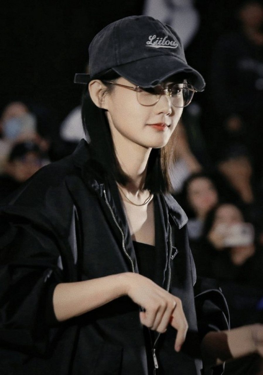 李一桐女孩子找男朋友要擦亮眼# 李一桐素颜现身《瞒天过海》北京