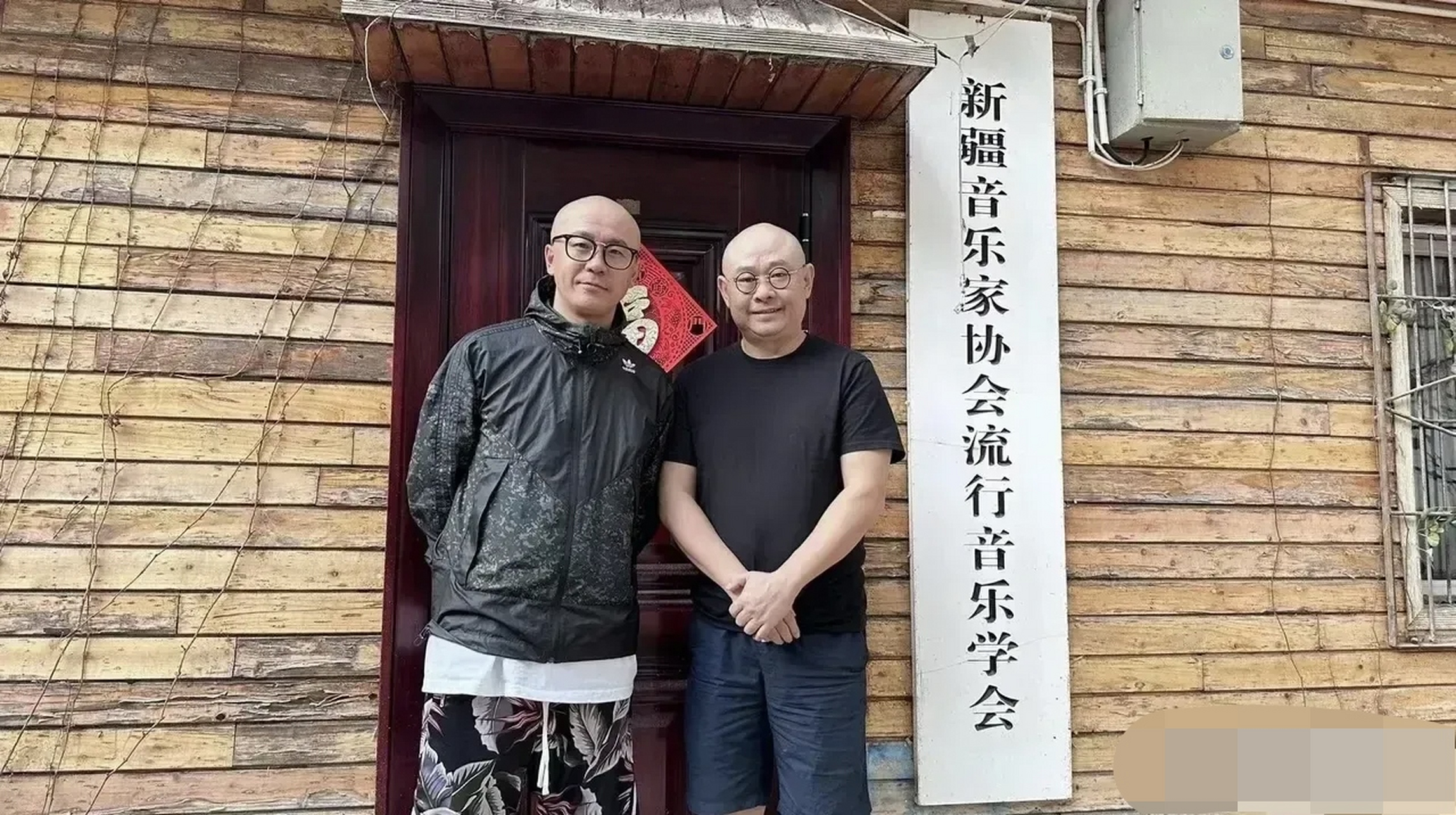 刀郎的近照曝光,没想到他已经老成这样了,在大家的印象中他还是那个