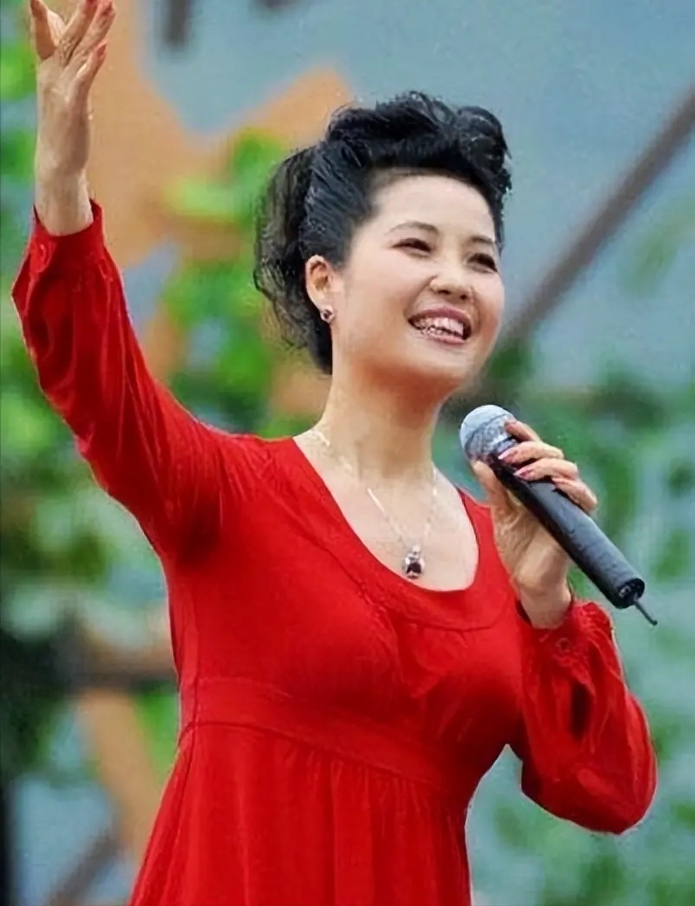 说,我去了日本新宿,那里有一个歌剧院,两千多个座位,全部是木质结构