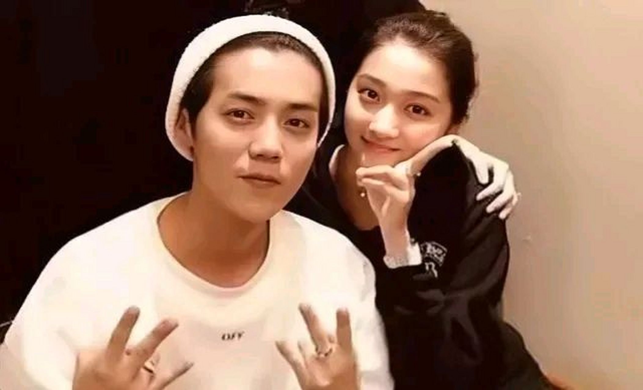 9月17日一大早,就看到了鹿晗关晓彤小情侣俩一起冲上了热搜,没想到