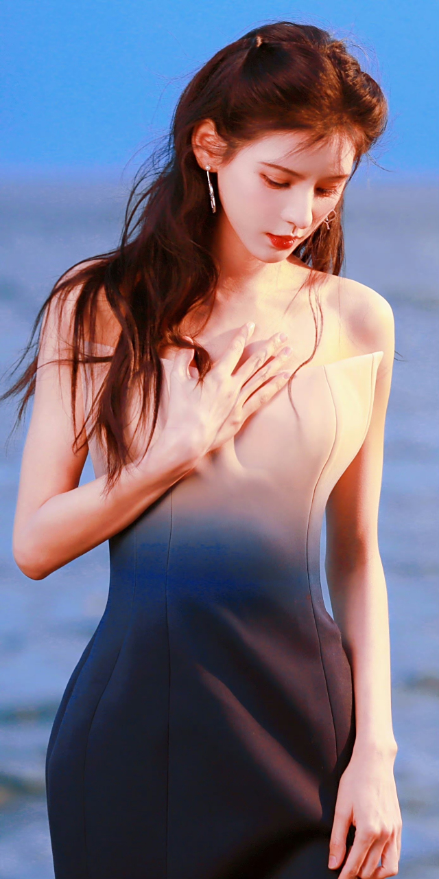 张予曦粉蓝渐变抹胸开叉裙,太美了