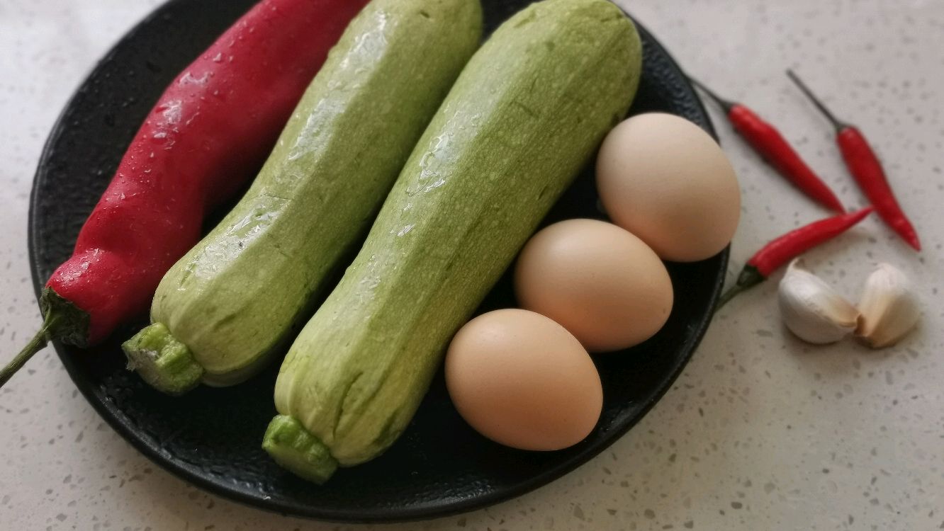 两根西葫芦与3个鸡蛋又脆又嫩的做法,既简单又营养!好吃下饭
