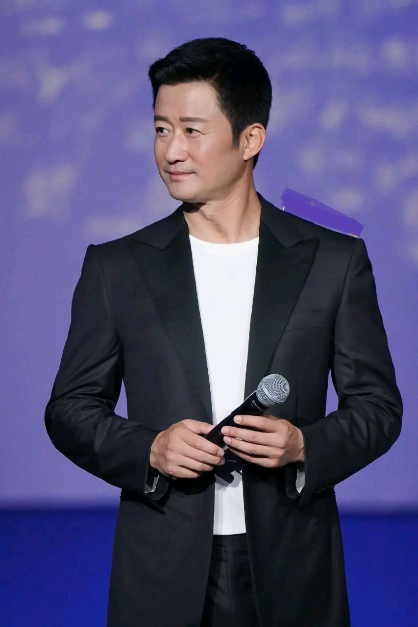 吴京脚踩白色皮鞋,还留着帅气