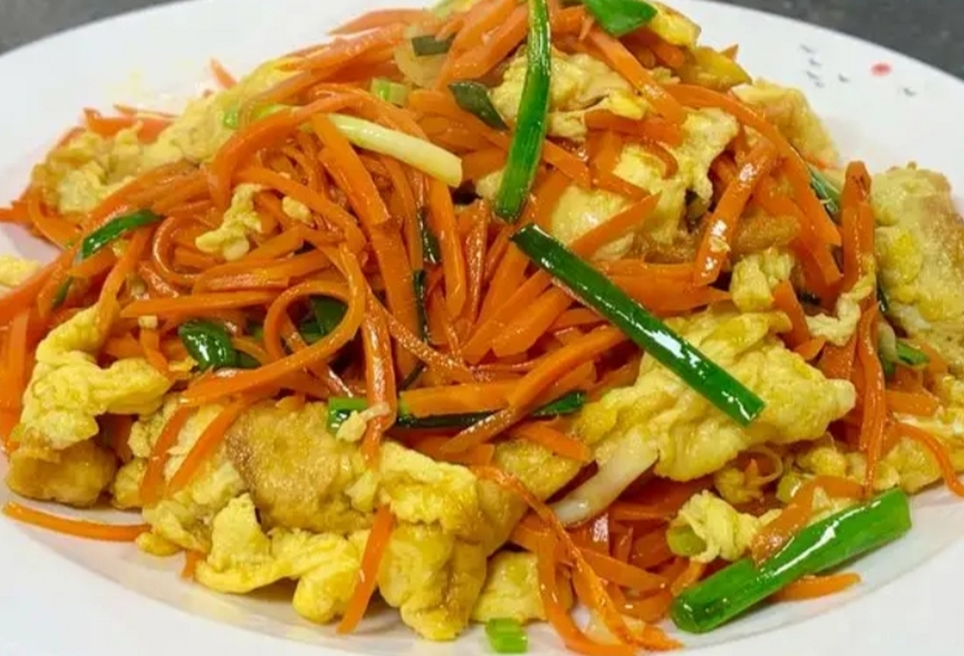 我的美食分享#  胡萝卜丝炒鸡蛋  做法 1,胡萝卜削去外皮清洗干净