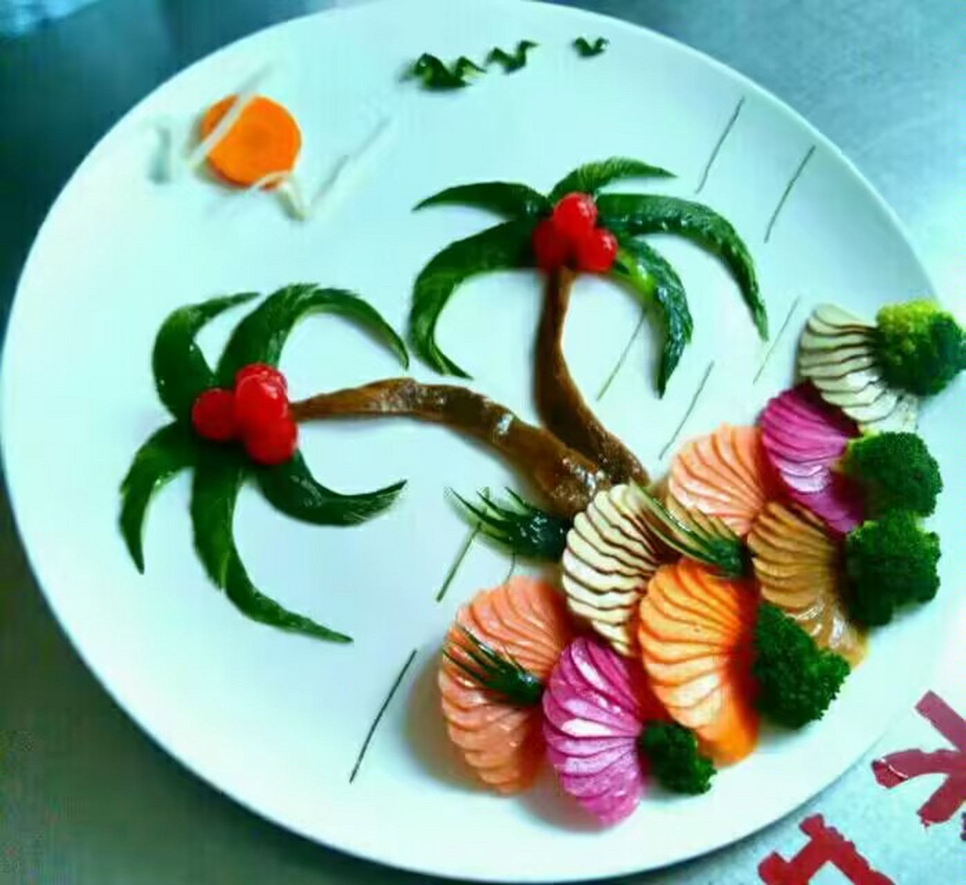 精美的蔬菜雕刻摆盘