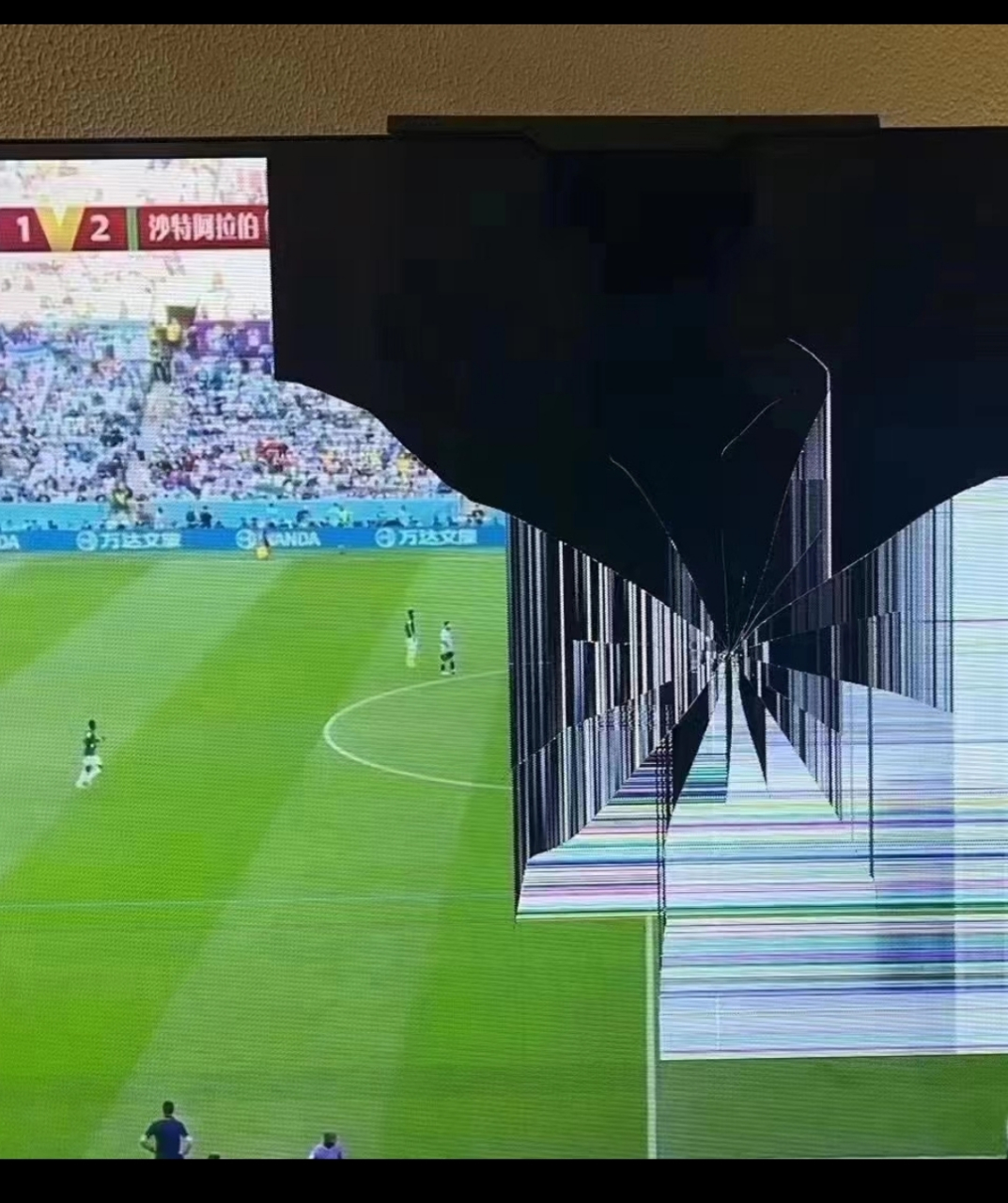 球迷砸电视图片
