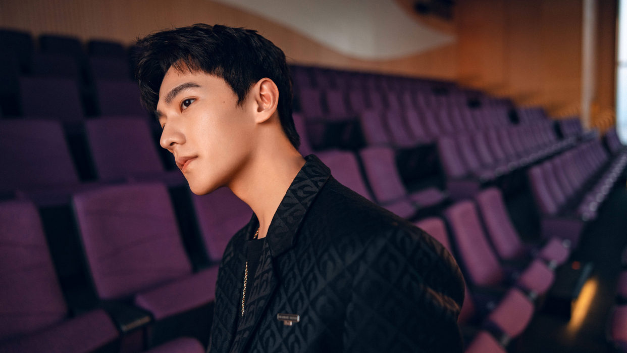 影视演员杨洋,身姿挺拔,英俊帅气,来看帅照