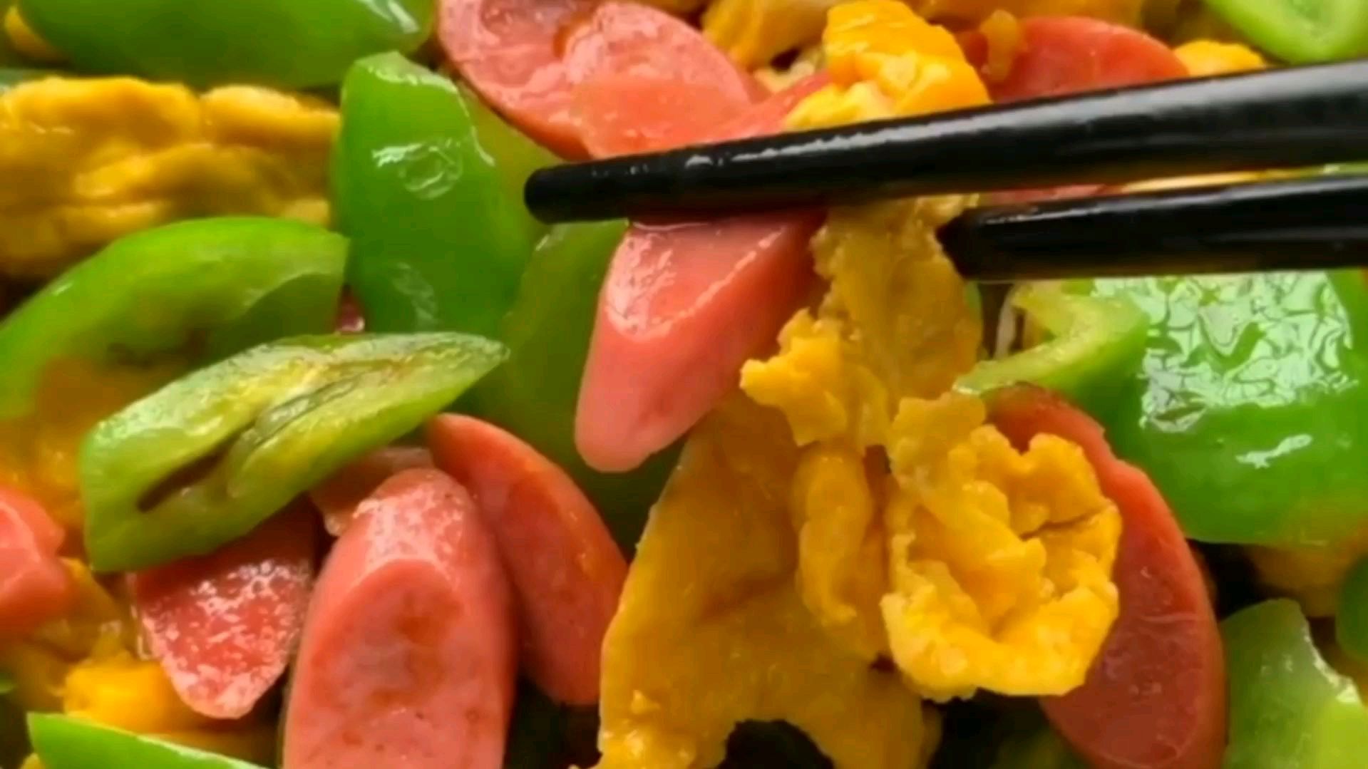 家常青椒火腿炒鸡蛋,这样做比肉还香,超级下饭,好吃停不下来