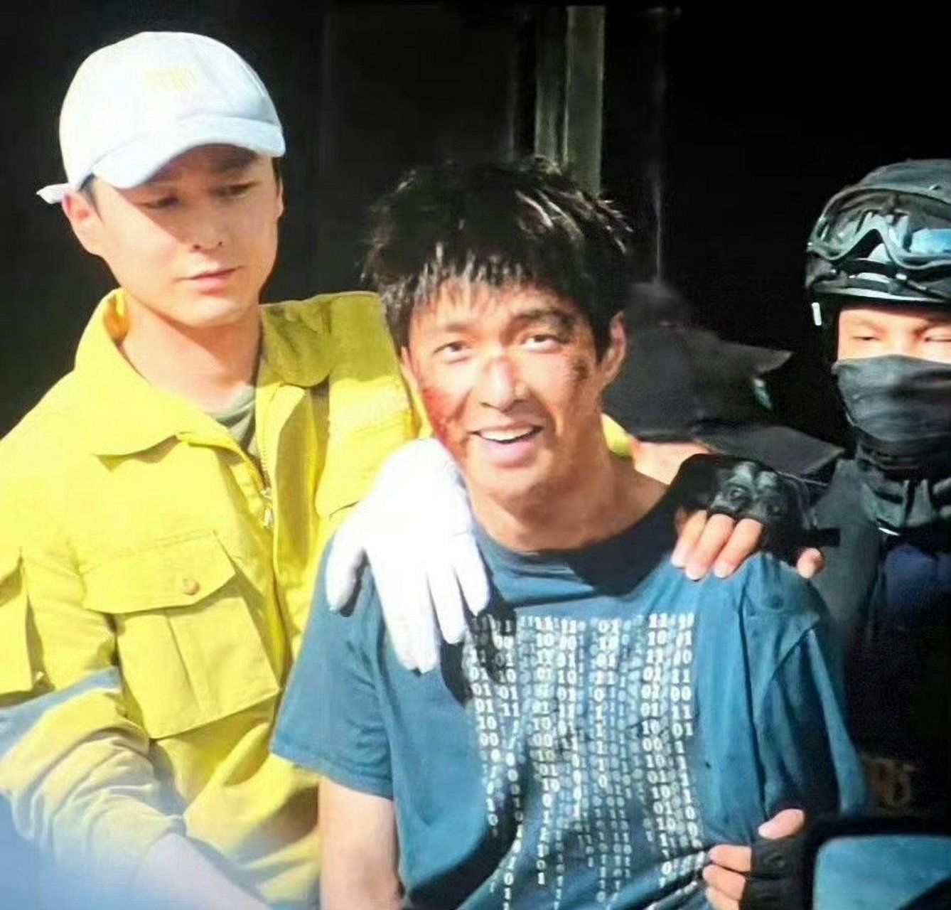 这是劫后余生的相视一笑,是庆幸她还活着,这一幕的眼神戏电影院里的