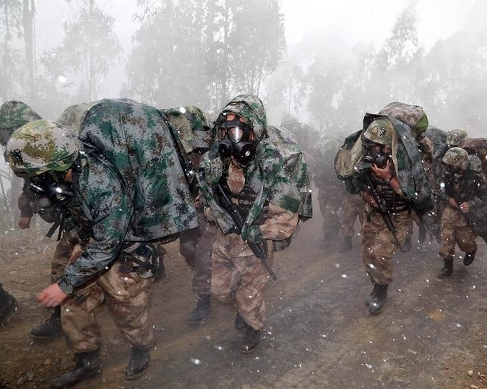 [吃瓜]图一是我军在拉练,贴近实战全副武装! 图二是越军在拉练,锅碗瓢