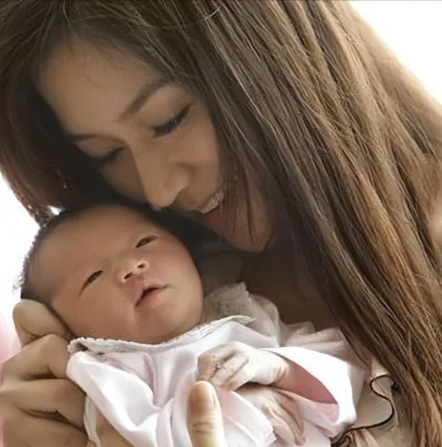 富豪老公疑出轨,已生4胎的徐子淇,为保正房曾拼第5胎,如今如何