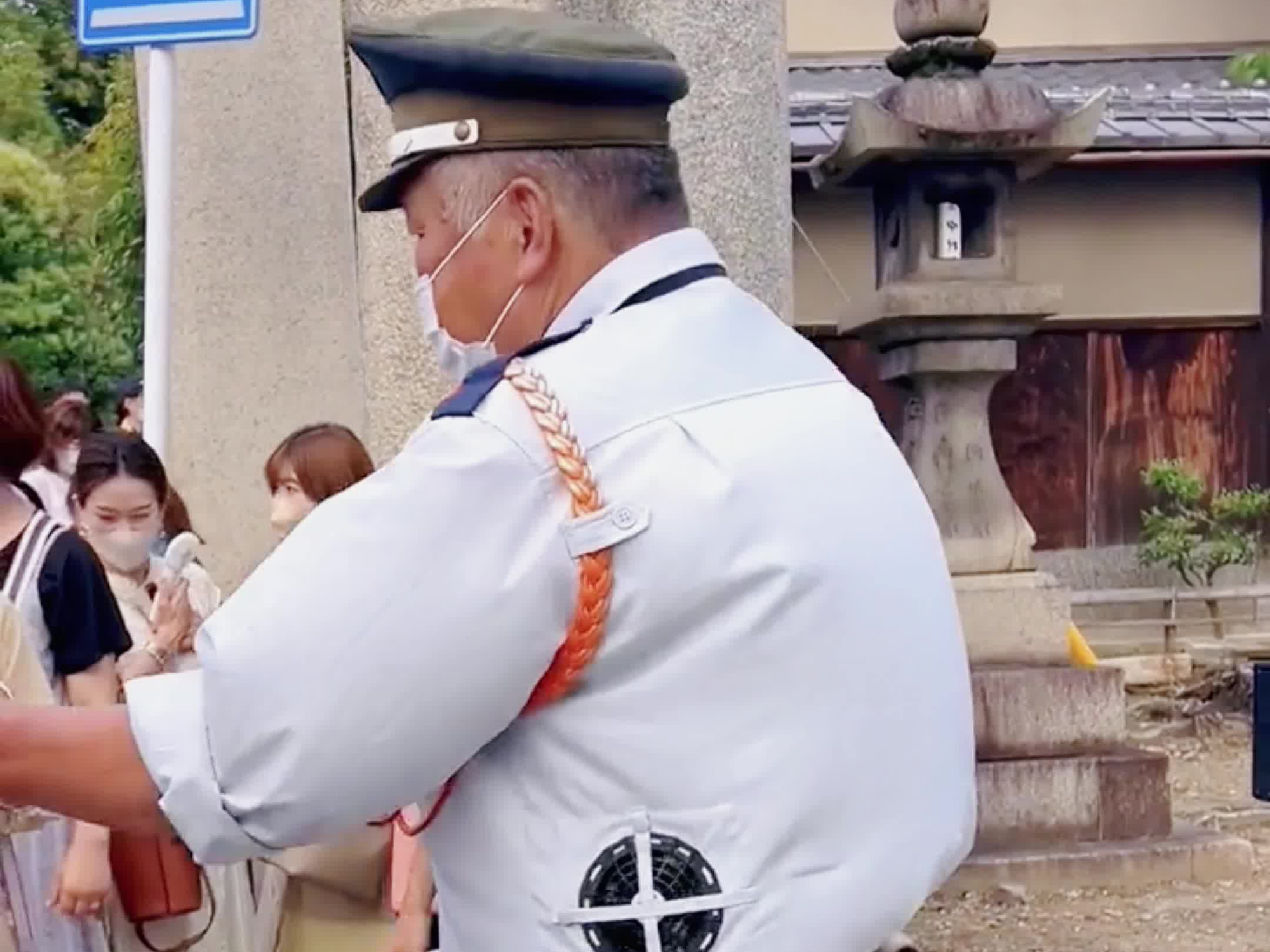 在日本户外高温的工作人员,都会配备这种空调服来避暑,两边各带一个