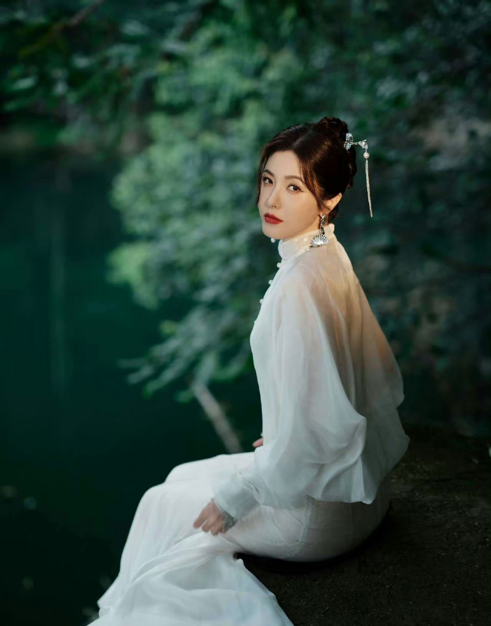 曾黎晒出七夕营业照,照片中一袭白色长裙彰显出优雅大气,唯一遗憾的是