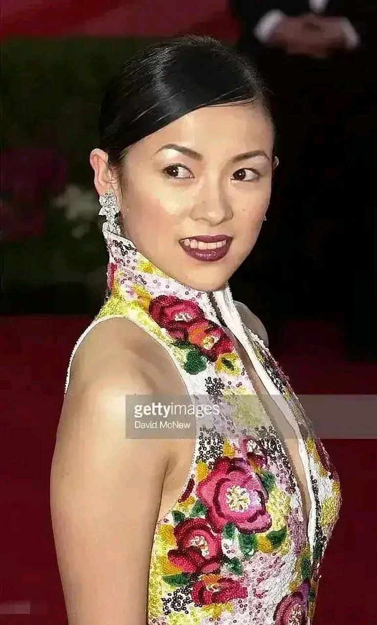 个人觉得,章子怡真不太适合穿旗袍装!不是说她身材不好,是太过消瘦了.