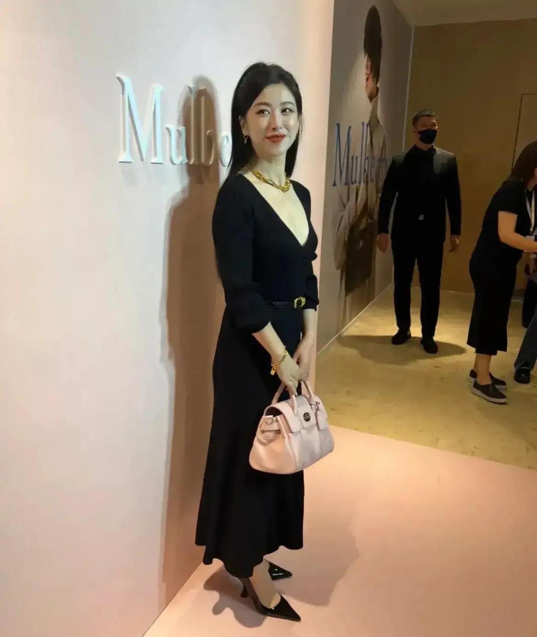 朱珠生图,39岁的她本人并不年轻,皮肤有些松弛有些油,能看出年纪,个子