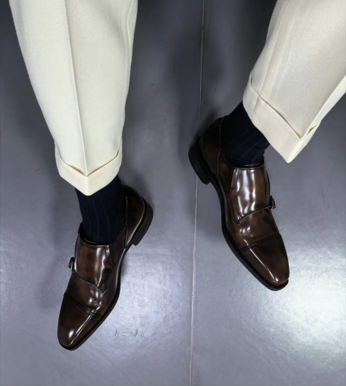 米白色的西裤,搭配棕色皮鞋,不高级都很难.