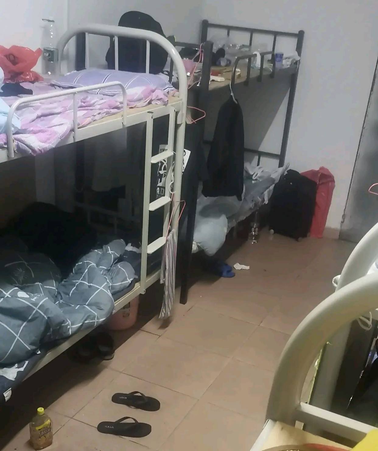 深圳打工仔进电子厂,一间宿舍住10个人,满屋子都是烟味