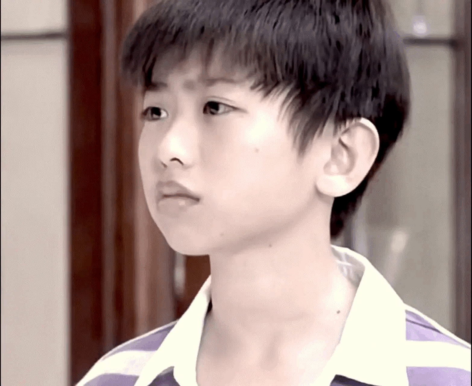 有网友怀疑蔡徐坤整容,还拿出小时候的照片做对比,这样一看,长大后的