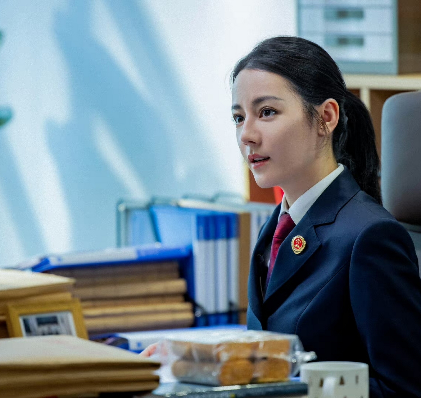 身穿检察官制服的迪丽热巴,真是又美,又酷,又飒!