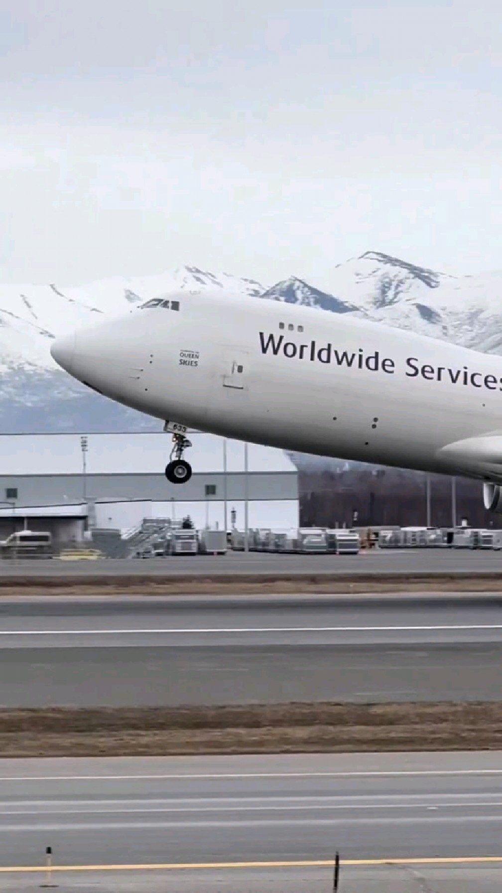 滑行起飞的波音747货机