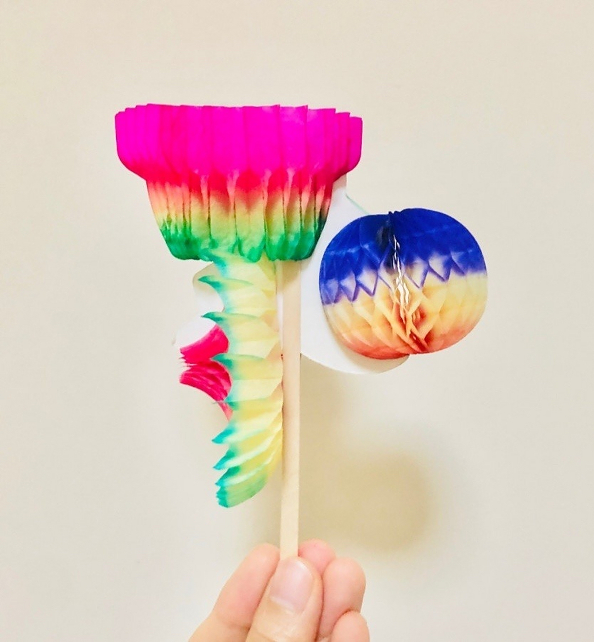 "  ( 纸翻花是中国古老的益智玩具, 用纸做成,又称"十八翻""纸翻花"