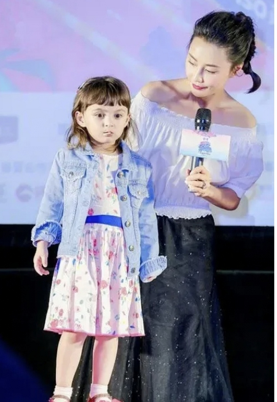 开学的第一天,马雅舒兴高采烈地送4岁的女儿米雅去幼儿园,但没想到第