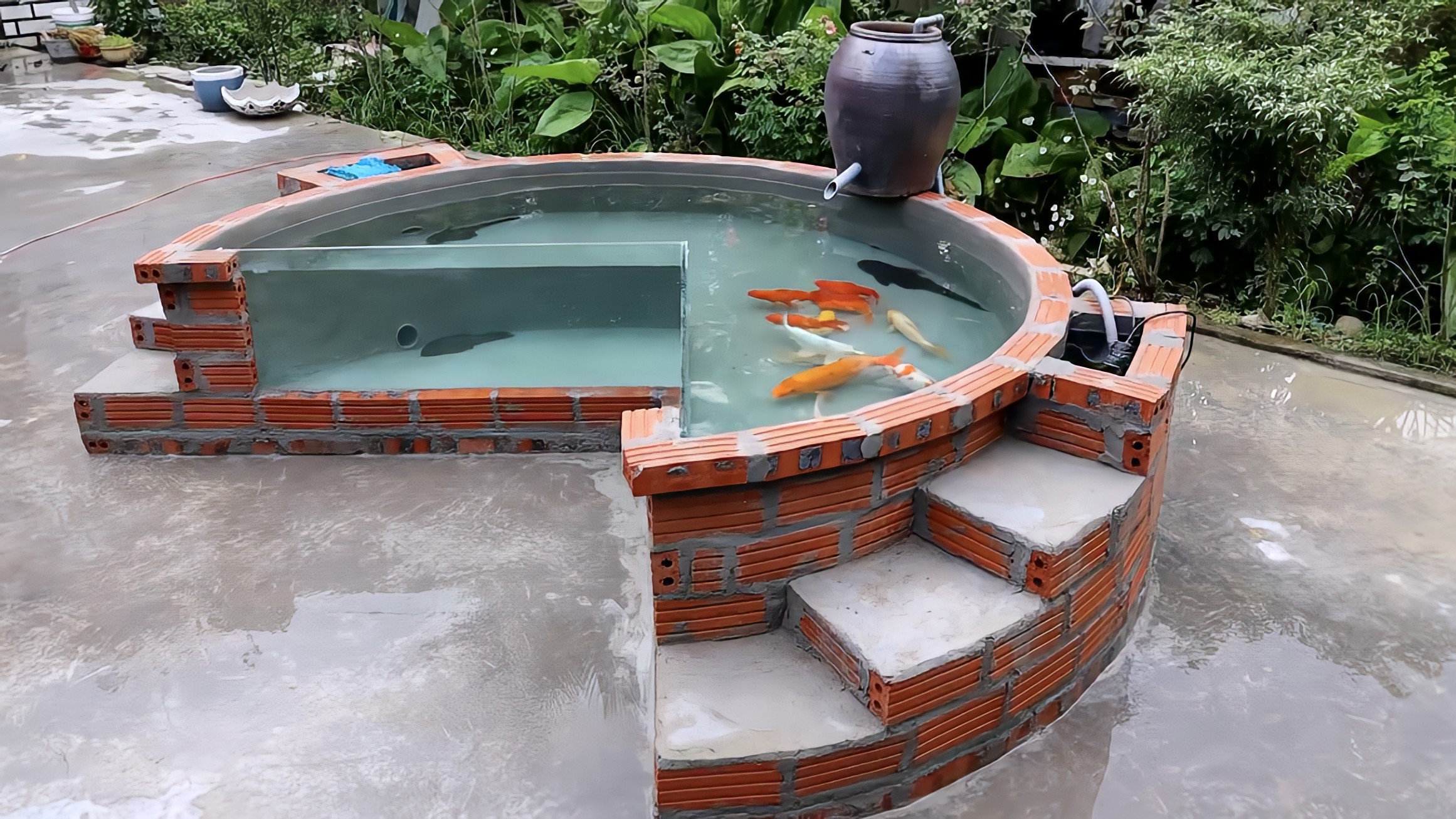 男人砌建鱼池的方法真的奇葩,不仅设计独特,外观也非常精美