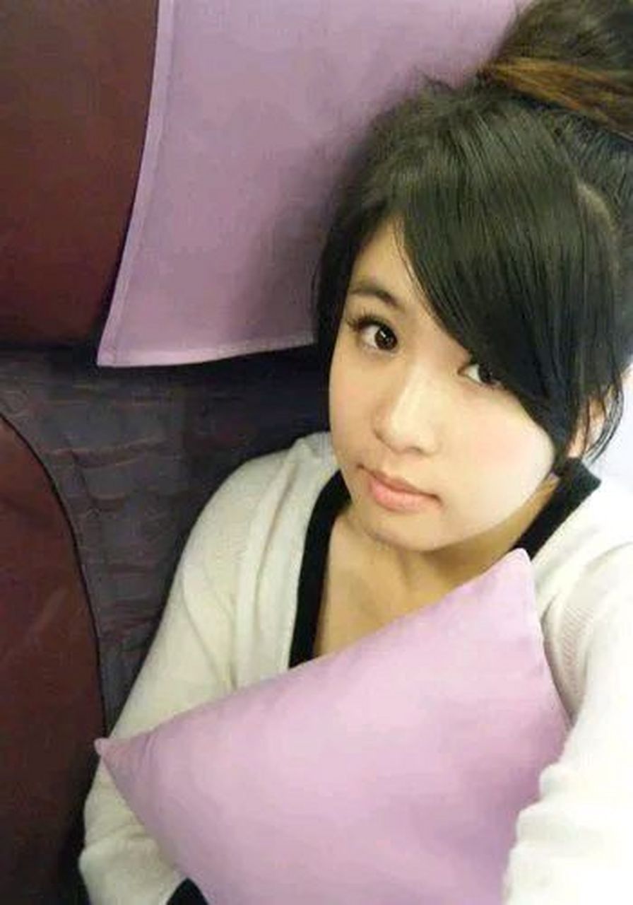 张芯瑜参加内地相亲节目,一袭露胸装扮将好身材展露无疑,更是将同台