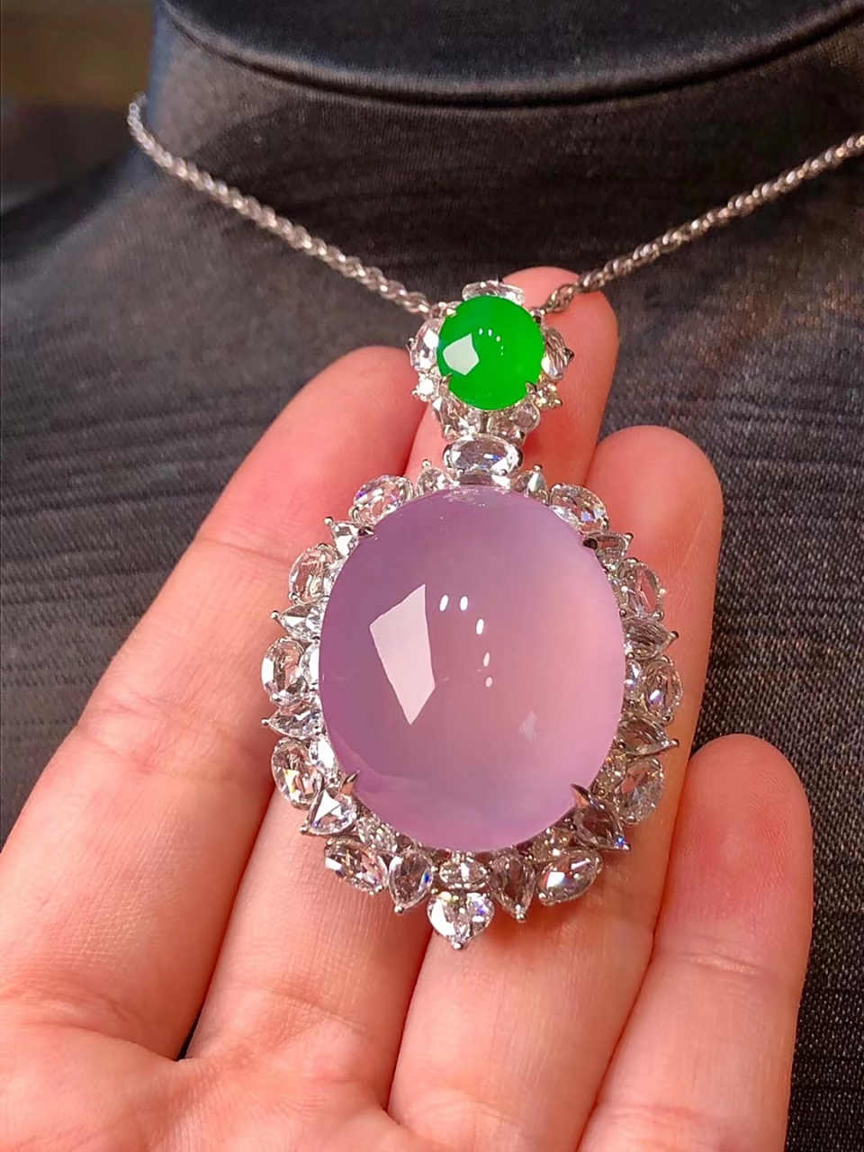 【18k金镶嵌紫罗兰蛋面吊坠】 紫罗兰色浓郁,见光靓美入心坎 尺寸