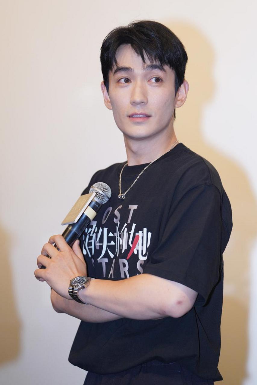 这次看了《消失的她》感觉朱一龙长的和梁朝伟有点像,有没有[左捂脸]