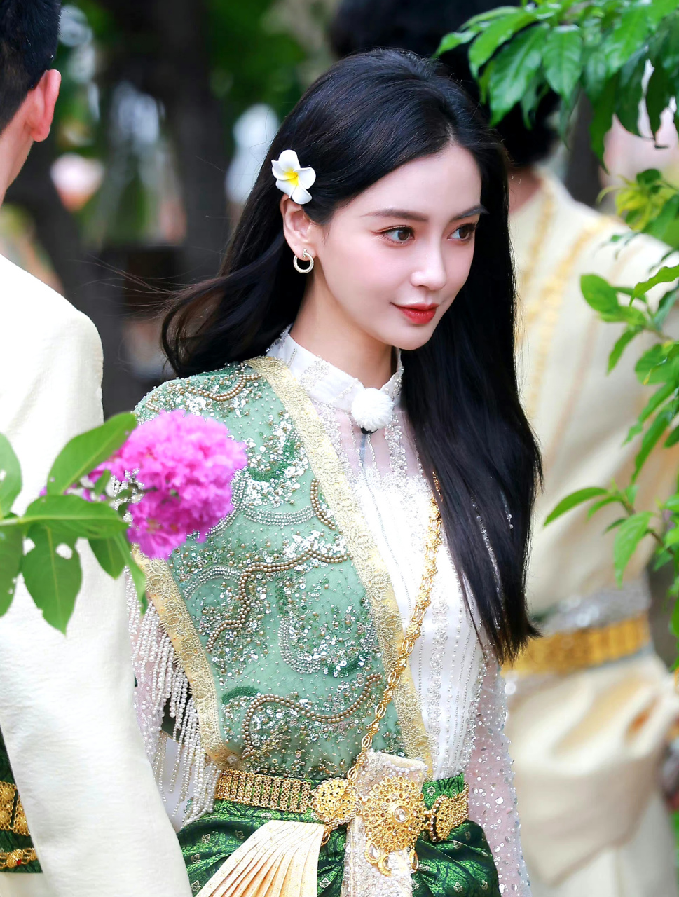 angelababy 奔跑吧最新造型 头插鸡蛋花头饰,身着镶钻泰式礼服.