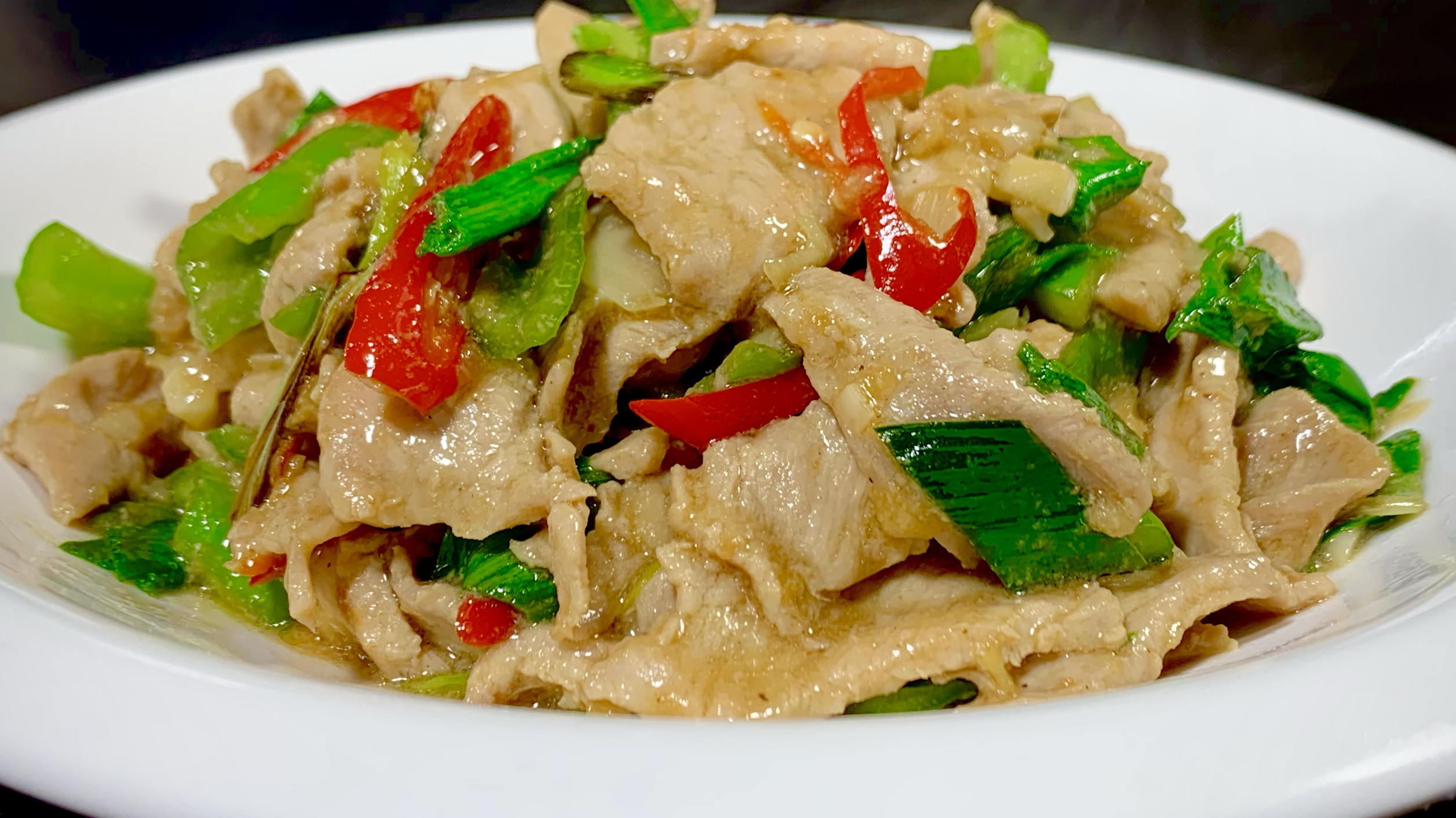 肉片炒蒜苗时,切记不要直接下锅炒,教你一招,肉片鲜嫩,超好吃