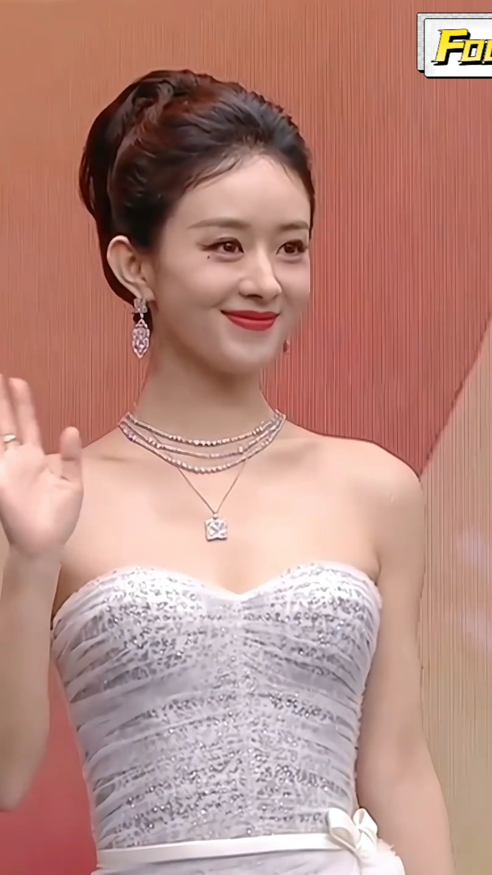 时尚芭莎红毯,赵丽颖太美了,宛如仙子一样