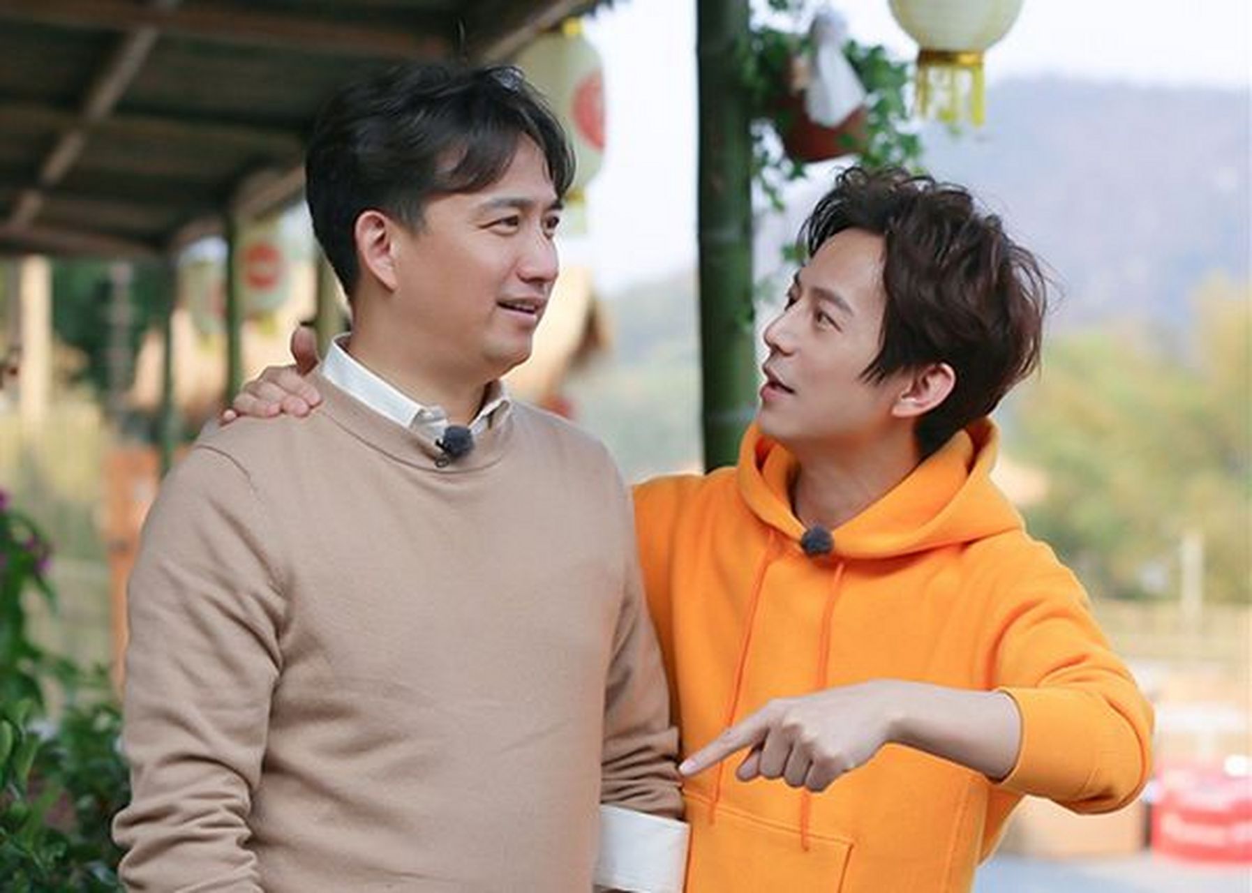 黄磊在和何炅的一次对话中说道,自己录制的综艺节目太多了.