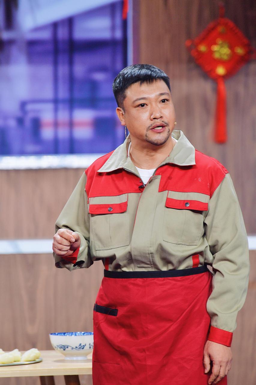 贾冰是一位备受关注的演员,他曾经在电视剧《欢乐颂》中饰演"曲筱绡"