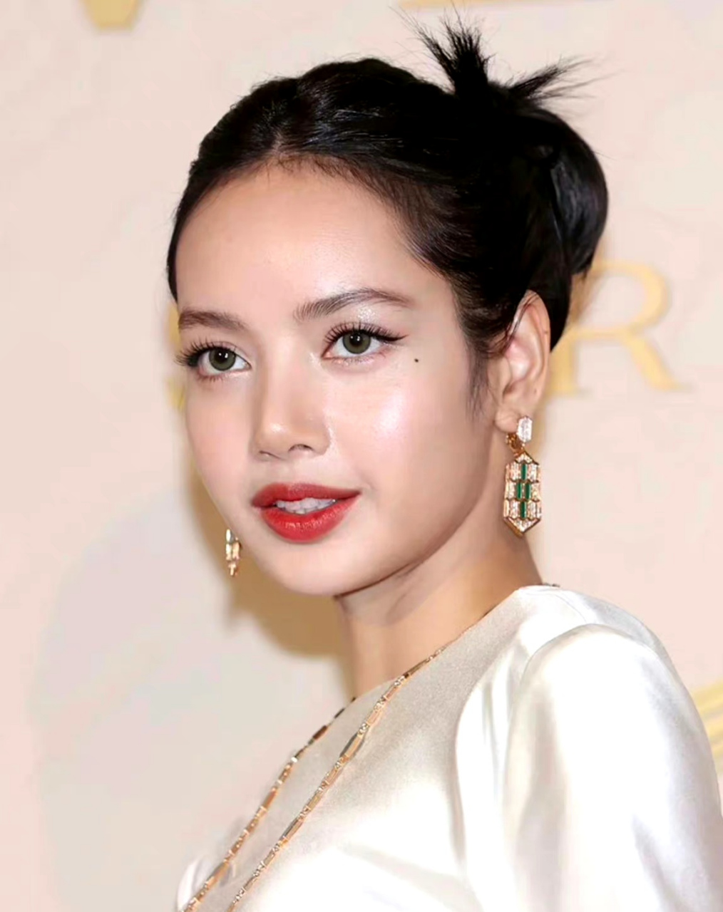 lisa无刘海造型,确实是没有刘海那么惊艳了,甚至是第一眼看不出是美女